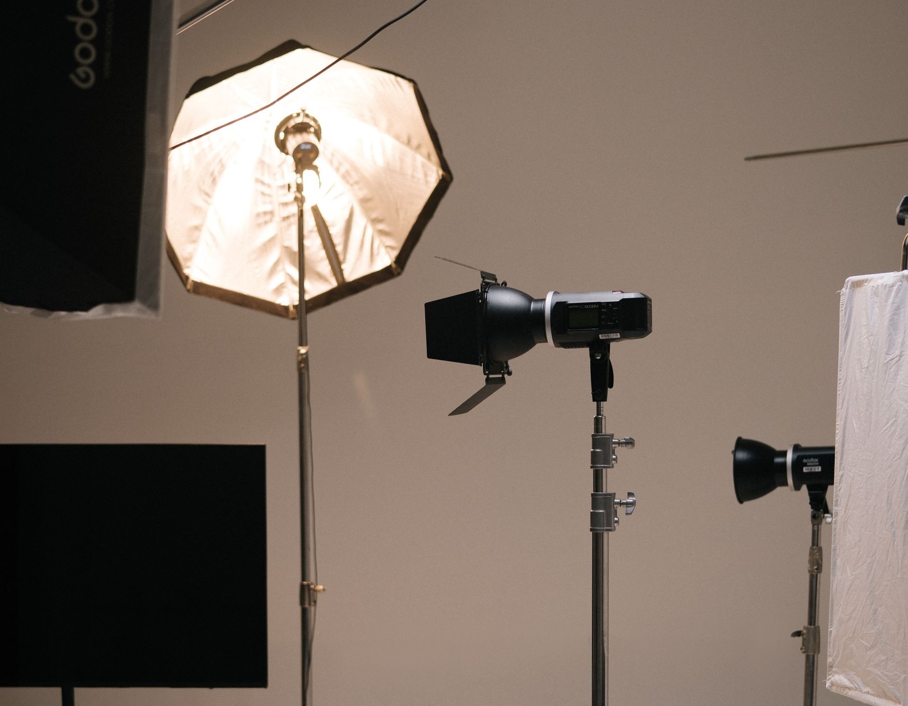 Wie unterscheidet sich ein Full-Service-Netzwerk für Fotoproduktion in Berlin von einer klassischen Fotoagentur?