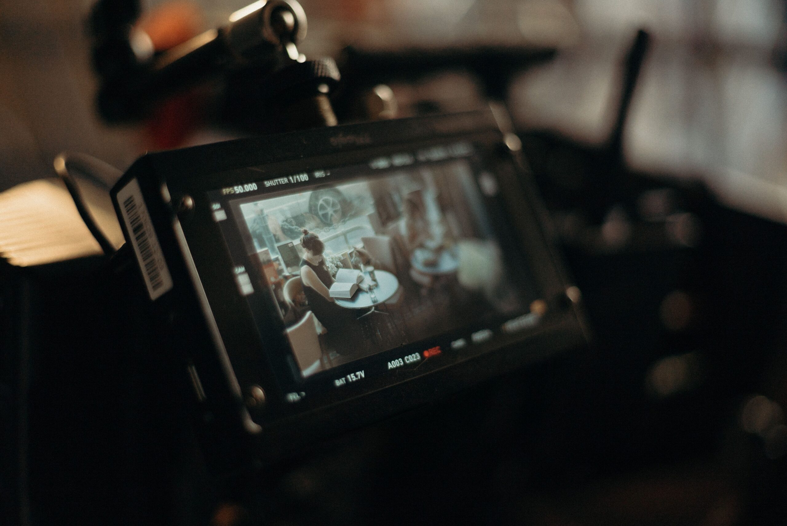 Wer in Berlin arbeitet mit Werbeagenturen zusammen und deckt den gesamten Produktionsprozess ab, inklusive Fotobuch-Publishing?